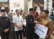 Bupati Teddy Serahkan Santunan BPJS, Pendidikan Anak Ahli Waris Tetap Terjamin