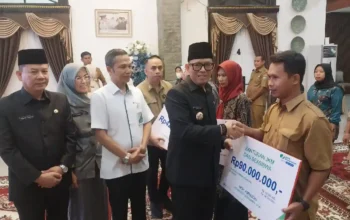 Bupati Teddy Serahkan Santunan BPJS, Pendidikan Anak Ahli Waris Tetap Terjamin