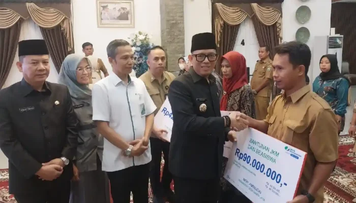 Bupati Teddy Serahkan Santunan BPJS, Pendidikan Anak Ahli Waris Tetap Terjamin