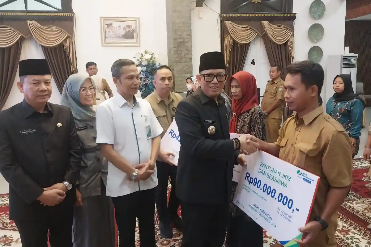 Bupati Teddy Serahkan Santunan BPJS, Pendidikan Anak Ahli Waris Tetap Terjamin
