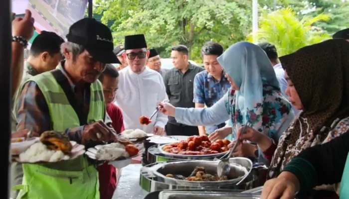 Makan Bersama Gratis Ringankan Beban Pekerja Informal, Bupati OKU Ingin Digelar Rutin