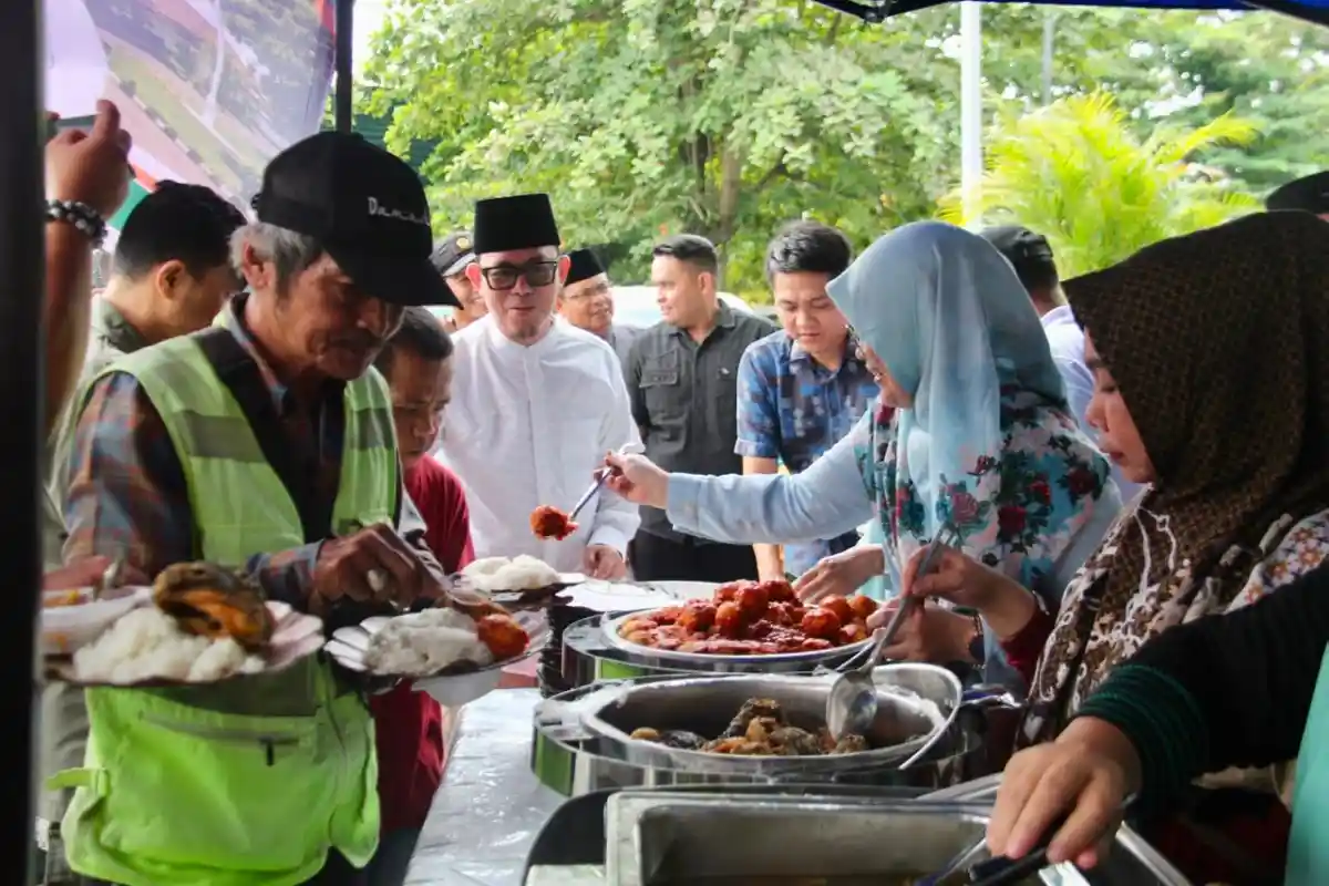 Makan Bersama Gratis Ringankan Beban Pekerja Informal, Bupati OKU Ingin Digelar Rutin
