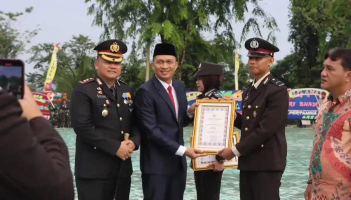 Polres OKU juga memberikan penghargaan kepada dua personel berprestasi, yaitu Brigpol Joni Agustoni dari Satuan Reserse Narkoba dan Bripda M. Akbar Shidiq dari Satuan Binmas