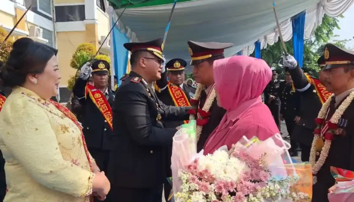 Prosesi pelepasan ini dipimpin langsung oleh Kapolres OKU AKBP Endro Aribowo yang didampingi oleh Ketua Bhayangkari Cabang OKU Ny. Ivonne.