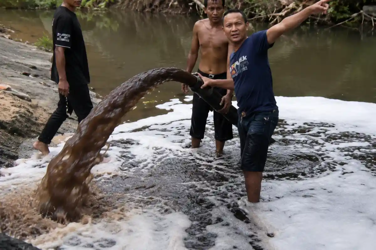 Sumur Mengering, Warga Desa Kurup Terpaksa Gunakan Sungai yang Diduga Tercemar
