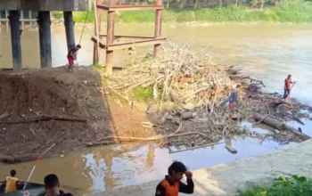 Surutnya Sungai Ogan Picu Fenomena Warga Mendulang Emas