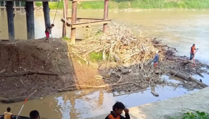 Surutnya Sungai Ogan Picu Fenomena Warga Mendulang Emas