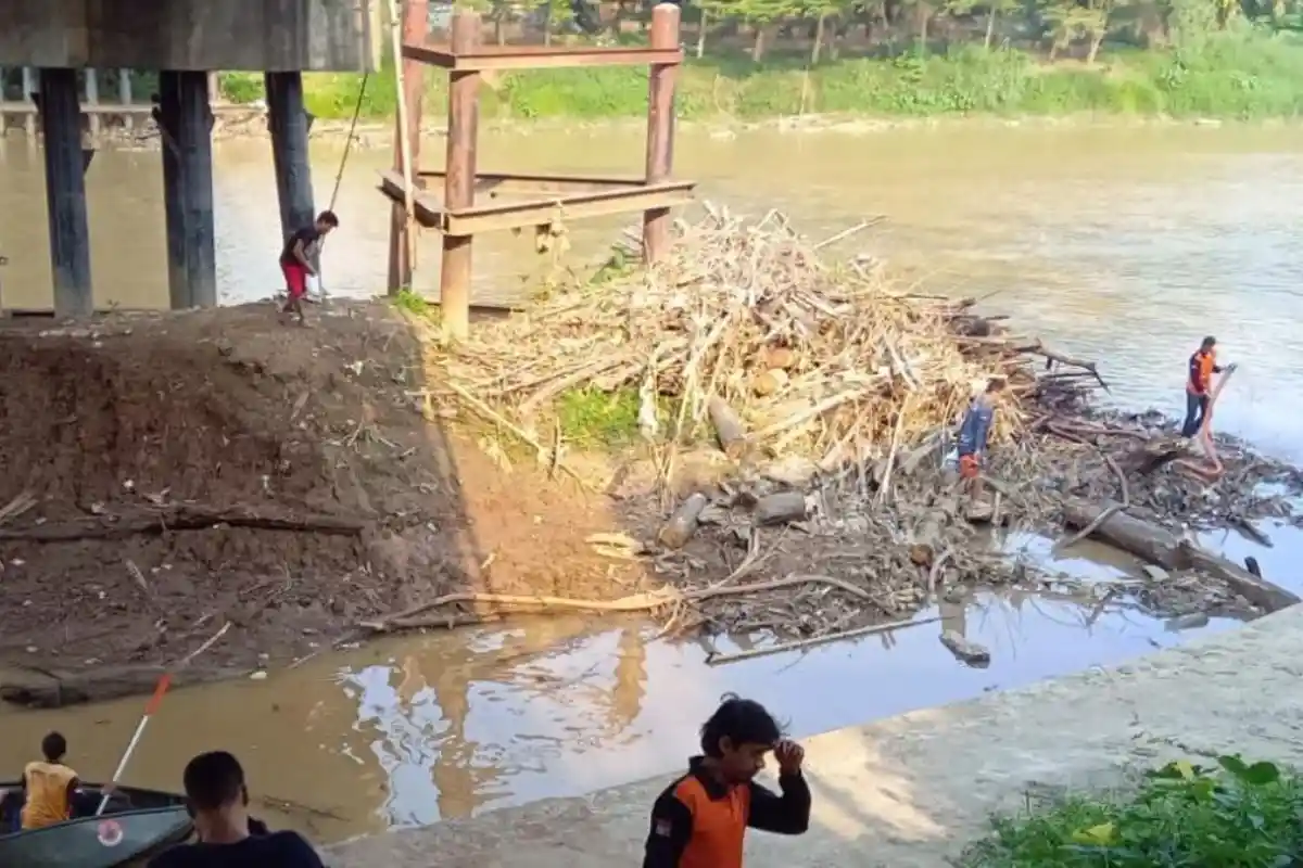 Surutnya Sungai Ogan Picu Fenomena Warga Mendulang Emas