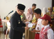 Untuk Pertama Kalinya, Bupati Teddy Meilwansyah Serahkan Beasiswa bagi Siswa Berprestasi Nonakademik di OKU