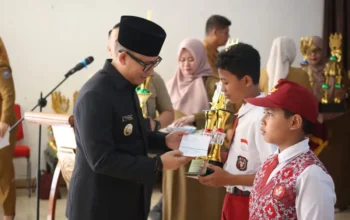 Untuk Pertama Kalinya, Bupati Teddy Meilwansyah Serahkan Beasiswa bagi Siswa Berprestasi Nonakademik di OKU