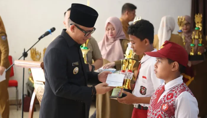Untuk Pertama Kalinya, Bupati Teddy Meilwansyah Serahkan Beasiswa bagi Siswa Berprestasi Nonakademik di OKU