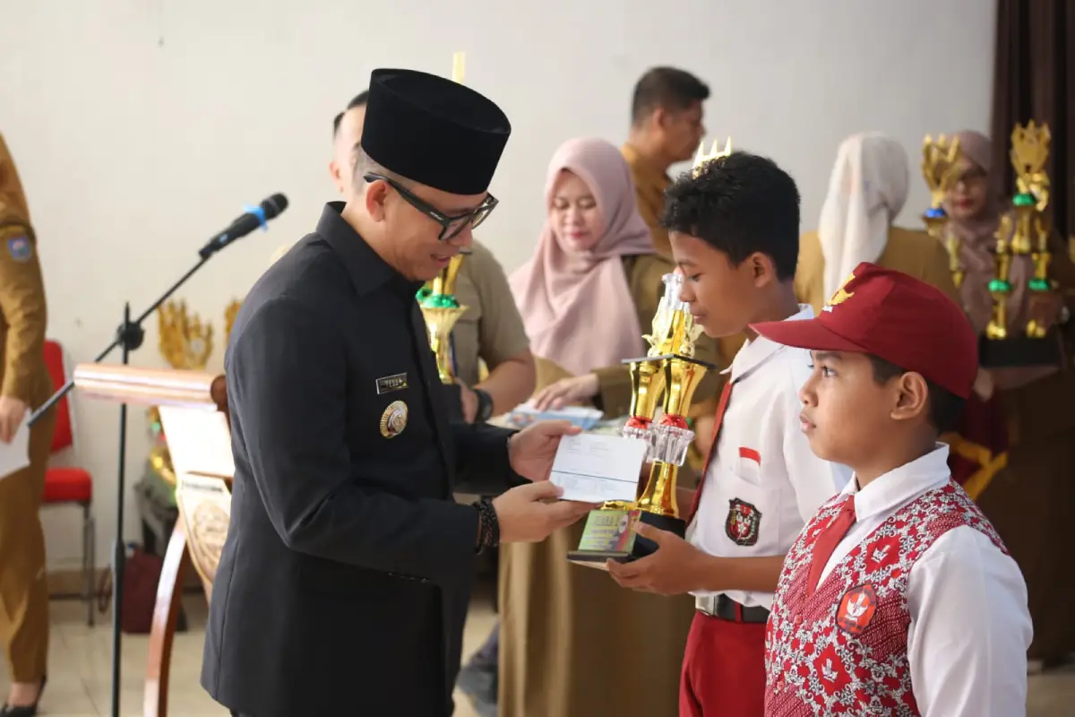 Untuk Pertama Kalinya, Bupati Teddy Meilwansyah Serahkan Beasiswa bagi Siswa Berprestasi Nonakademik di OKU