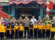 Antisipasi Asap Karhutla, Polres OKU Bagikan 1.550 Masker Gratis untuk Pelajar dan Warga Baturaja