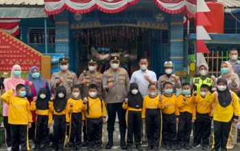 Antisipasi Asap Karhutla, Polres OKU Bagikan 1.550 Masker Gratis untuk Pelajar dan Warga Baturaja
