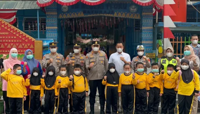 Antisipasi Asap Karhutla, Polres OKU Bagikan 1.550 Masker Gratis untuk Pelajar dan Warga Baturaja