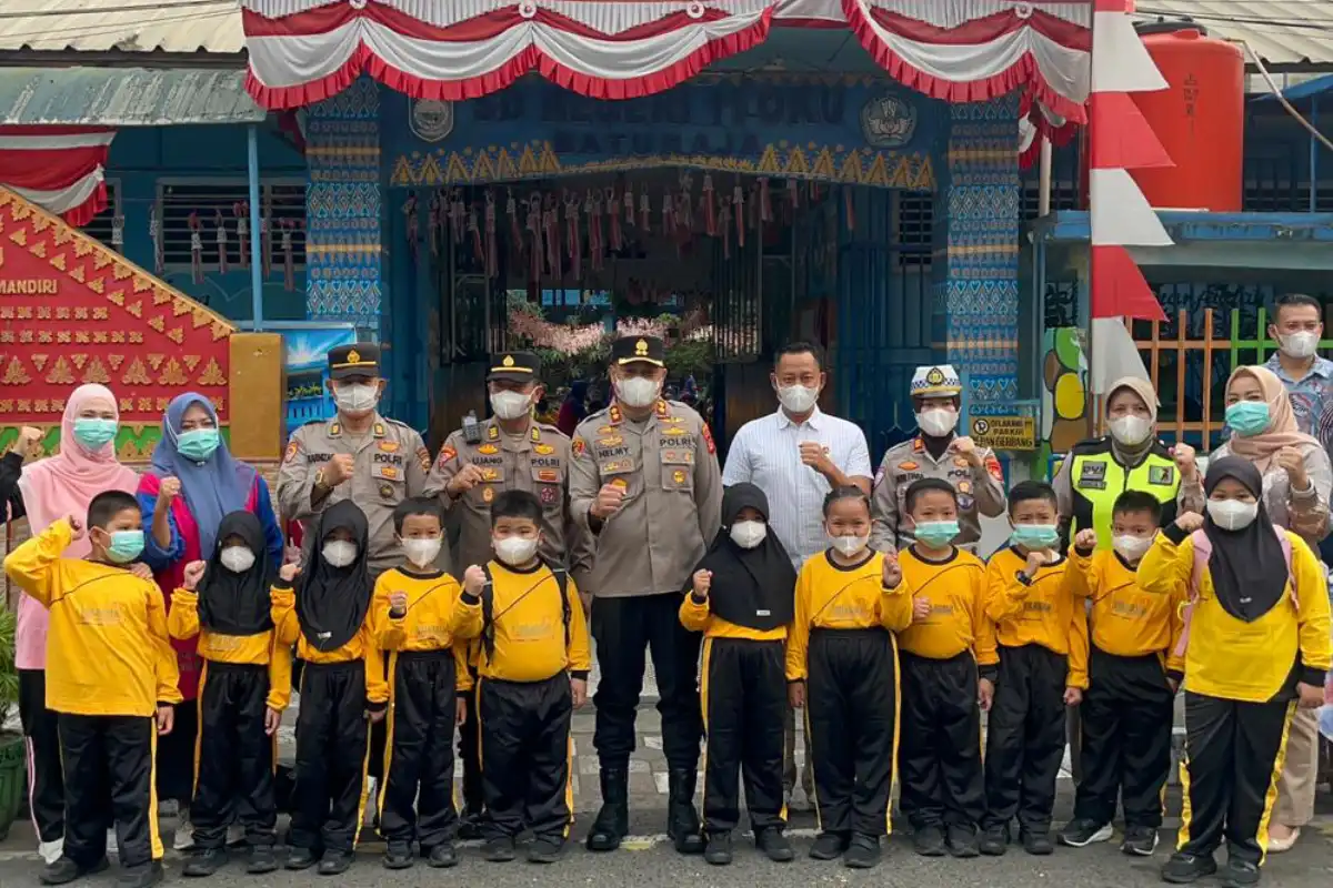 Antisipasi Asap Karhutla, Polres OKU Bagikan 1.550 Masker Gratis untuk Pelajar dan Warga Baturaja