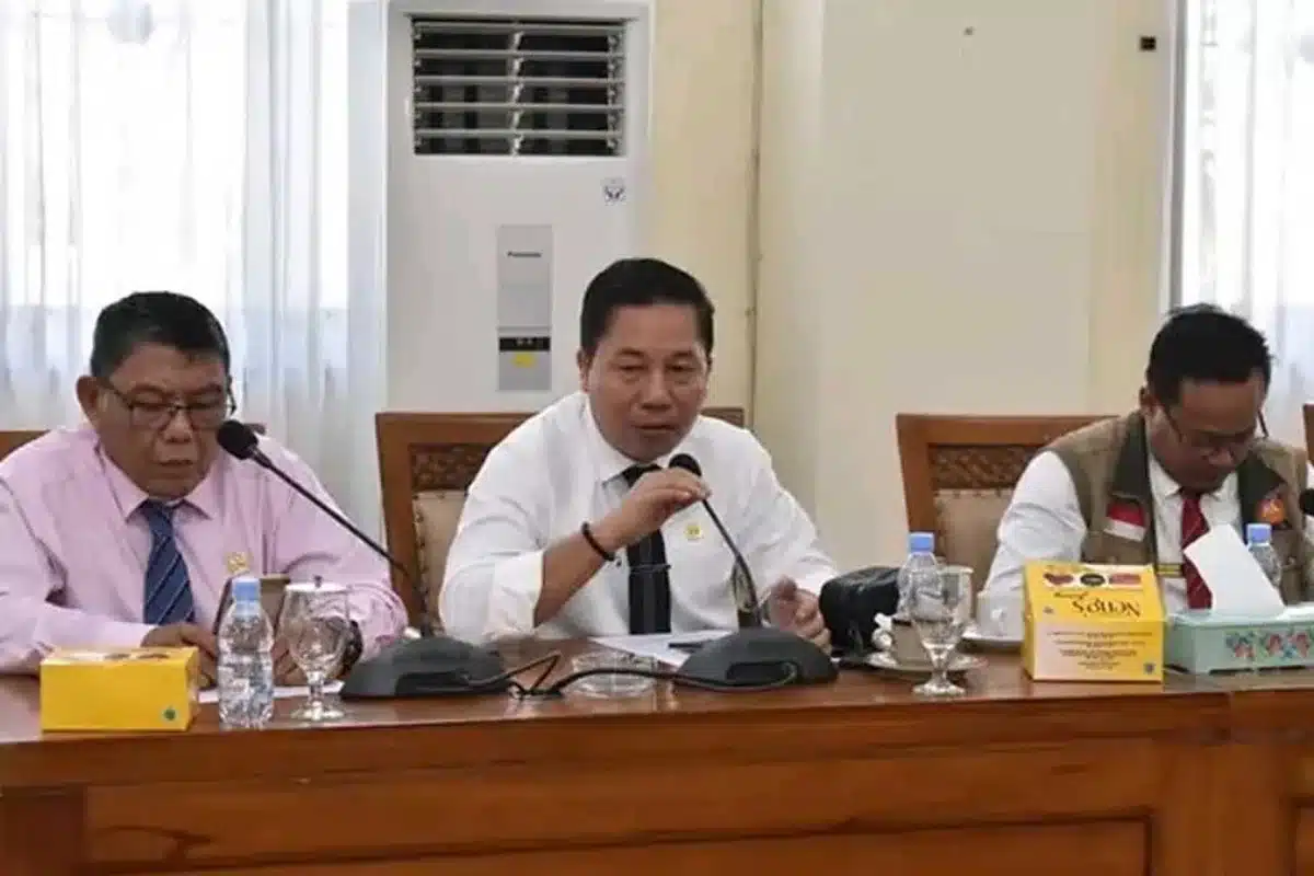 Basri M Zahri Desak Tebas Bayang Jalan Simpang BRK Tambang Rambang Demi Keselamatan Warga