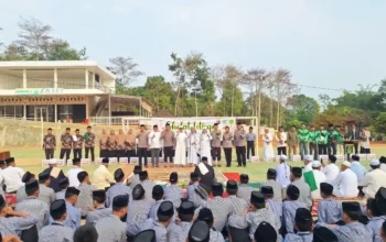 Kapolres AKBP Helmy Tamaela dan Bupati Teddy Meilwansyah memimpin ribuan warga serta santri berdo’a memohon hujan. Polres OKU turut menyalurkan bantuan beras dan bingkisan usai pelaksanaan shalat.
