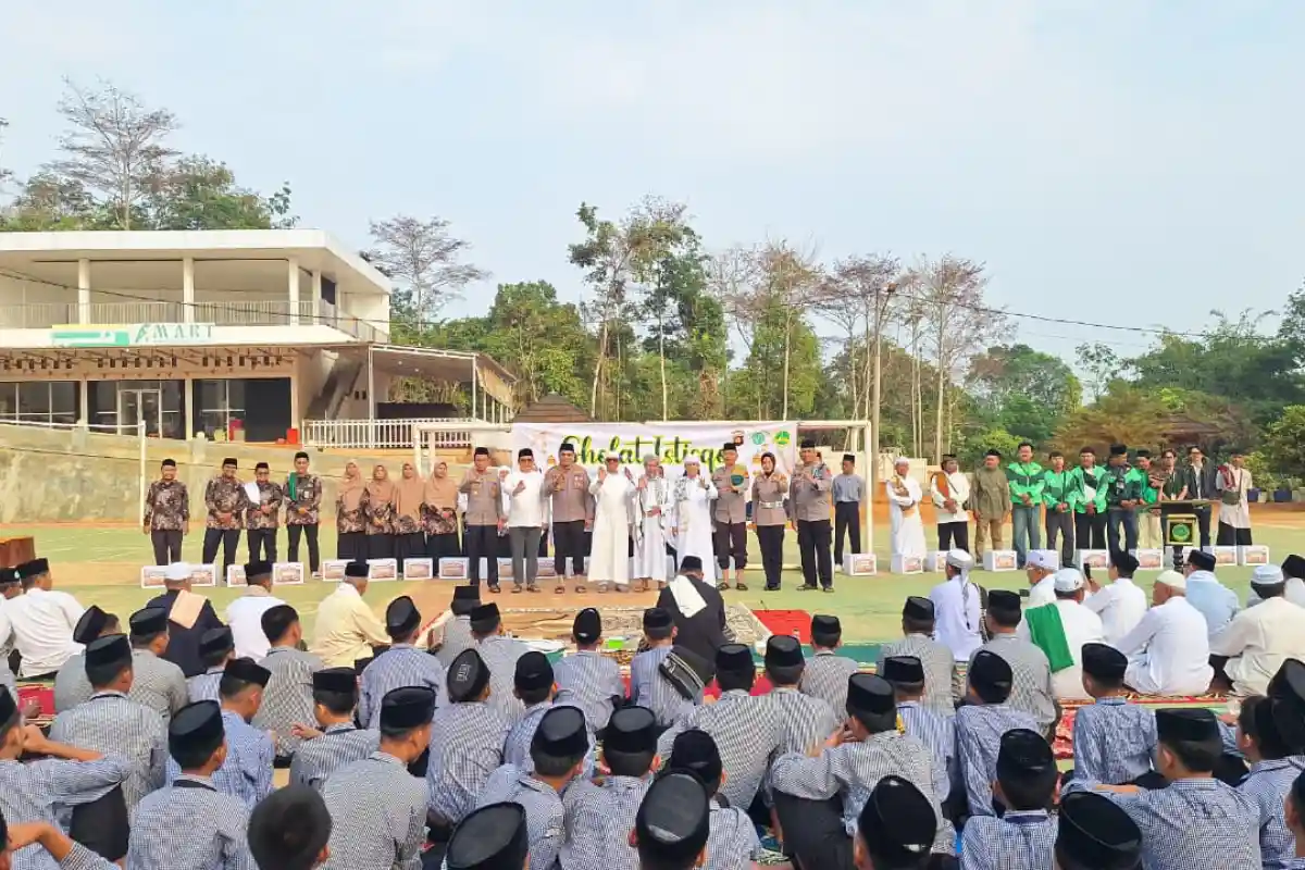 Kapolres AKBP Helmy Tamaela dan Bupati Teddy Meilwansyah memimpin ribuan warga serta santri berdo’a memohon hujan. Polres OKU turut menyalurkan bantuan beras dan bingkisan usai pelaksanaan shalat.