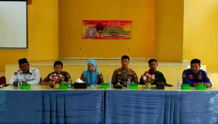 Kapolsek Lengkiti IPTU Jauhari Effendy bersama Muspika memberikan arahan dalam Rapat Koordinasi di Aula Kantor Kecamatan Lengkiti