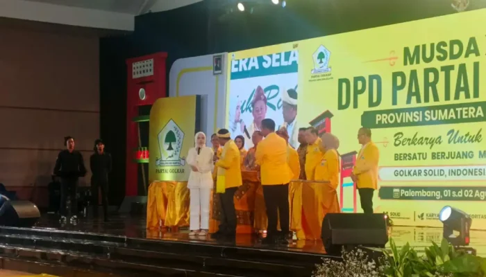 Ketua Umum Partai Golkar Bahlil Lahadalia mahasiswi Fakultas Kedokteran Universitas Sriwijaya penerima beasiswa penuh dari Partai Golkar