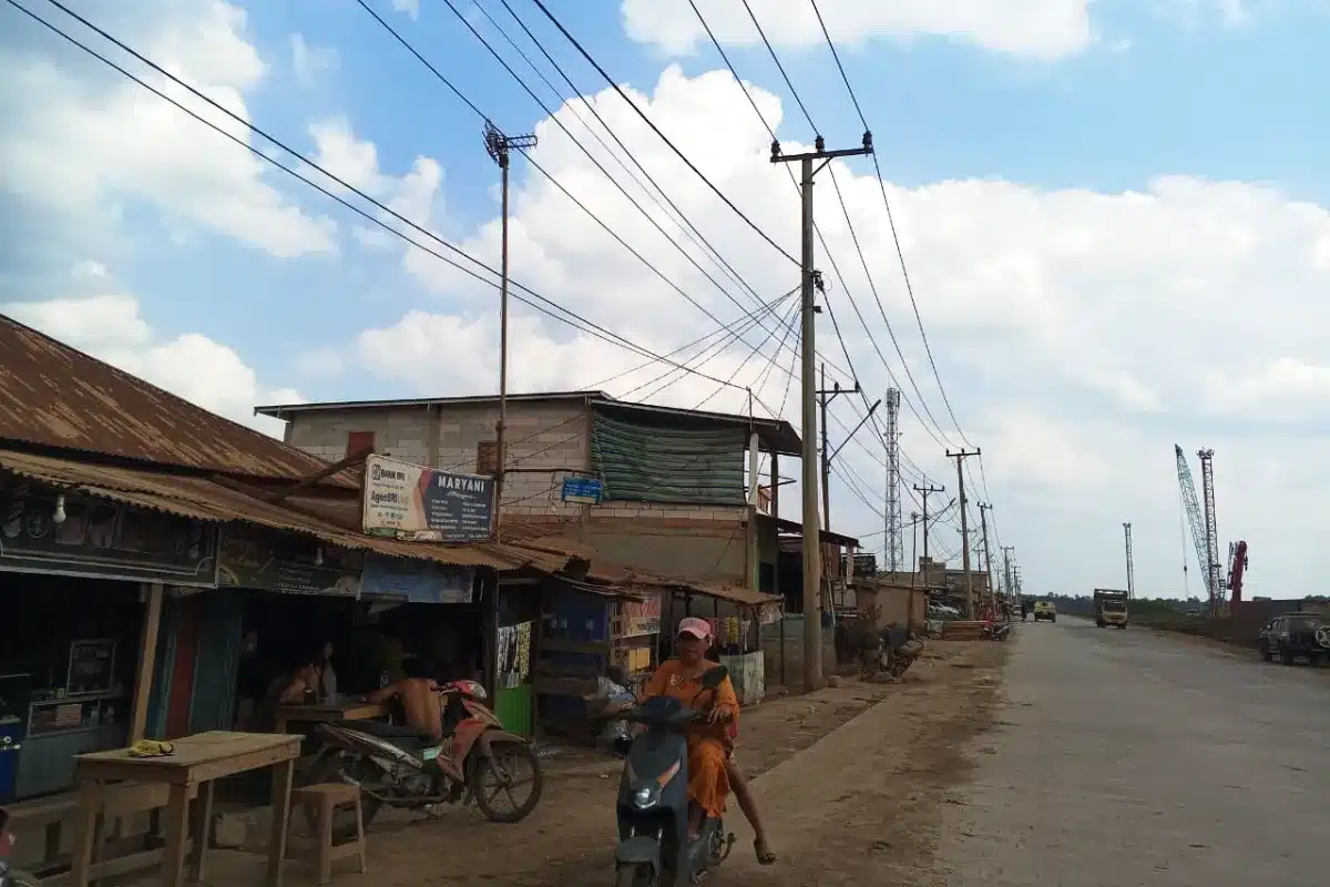 Paradoks Energi Berlebih Industri dan Penantian Daya Warga Air Sugihan