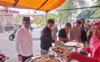 Pastikan Program Makan Gratis Jumat Berlanjut, Bupati Teddy Meilwansyah Tambah Porsi untuk Warga OKU