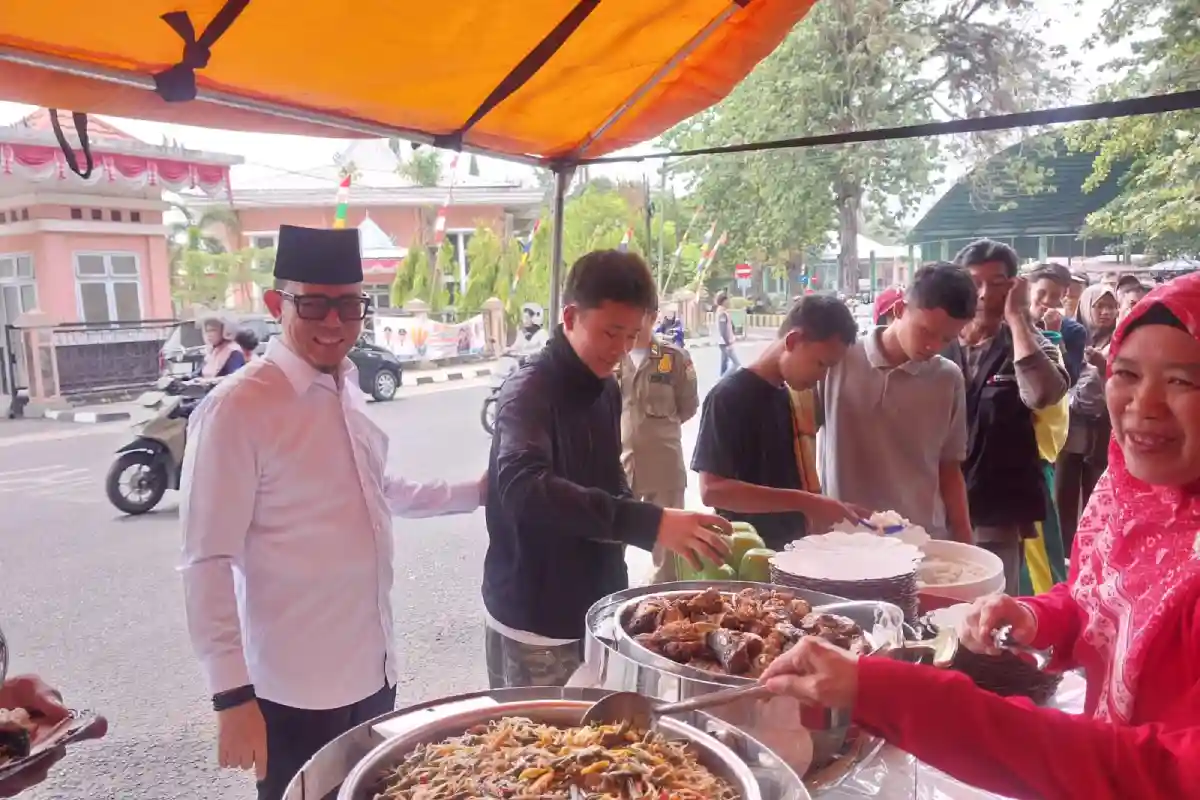 Pastikan Program Makan Gratis Jumat Berlanjut, Bupati Teddy Meilwansyah Tambah Porsi untuk Warga OKU