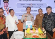 Potong Tumpeng di Tanjung Senai Kebersamaan DPRD Ogan Ilir dan Buruh Warnai May Day 2026