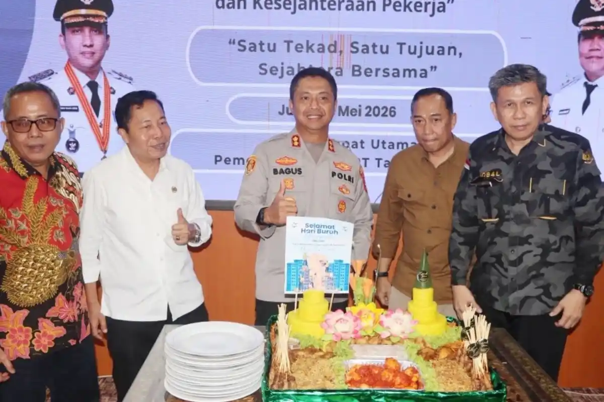 Potong Tumpeng di Tanjung Senai Kebersamaan DPRD Ogan Ilir dan Buruh Warnai May Day 2026