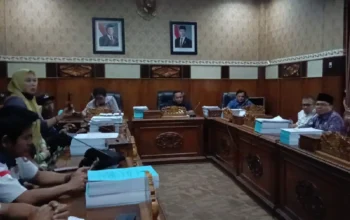 RDP DPRD OKU Berakhir Ricuh, Kadisdik Malah Emosi Sebut 'Kalau Kamu Biso Atur Oleh Kamu' Saat Dicecar Baju Gratis