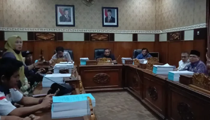RDP DPRD OKU Berakhir Ricuh, Kadisdik Malah Emosi Sebut ‘Kalau Kamu Biso Atur Oleh Kamu’ Saat Dicecar Baju Gratis
