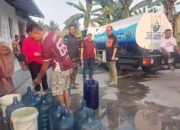 Tanggap Darurat Musim Kemarau, Bupati Teddy Meilwansyah dan Tirta Raja Salurkan Air Bersih untuk Warga OKU
