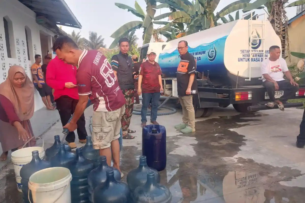 Tanggap Darurat Musim Kemarau, Bupati Teddy Meilwansyah dan Tirta Raja Salurkan Air Bersih untuk Warga OKU
