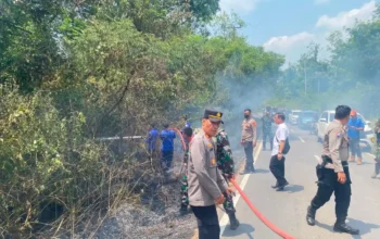 Tim Gabungan Polsek Lengkiti Padamkan Titik Api dan Sisir Lintas Baturaja Muara Dua