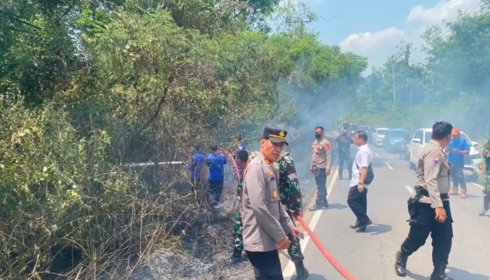 Tim Gabungan Polsek Lengkiti Padamkan Titik Api dan Sisir Lintas Baturaja Muara Dua