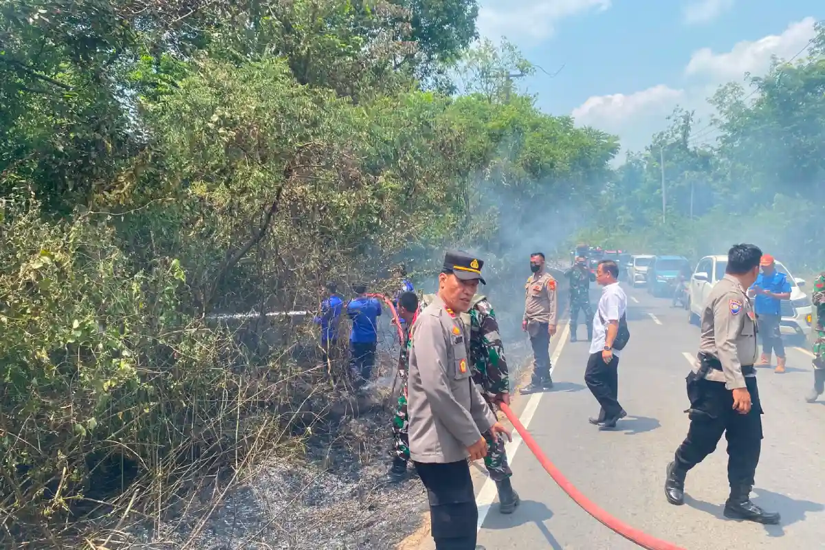Tim Gabungan Polsek Lengkiti Padamkan Titik Api dan Sisir Lintas Baturaja Muara Dua