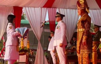 Upacara HUT ke-81 RI di OKU Khidmat, Bupati Teddy Meilwansyah Pimpin Pengibaran Merah Putih di Langit Baturaja