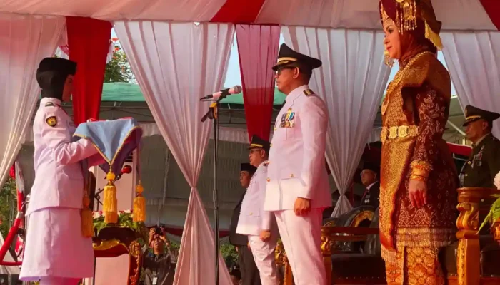 Upacara HUT ke-81 RI di OKU Khidmat, Bupati Teddy Meilwansyah Pimpin Pengibaran Merah Putih di Langit Baturaja