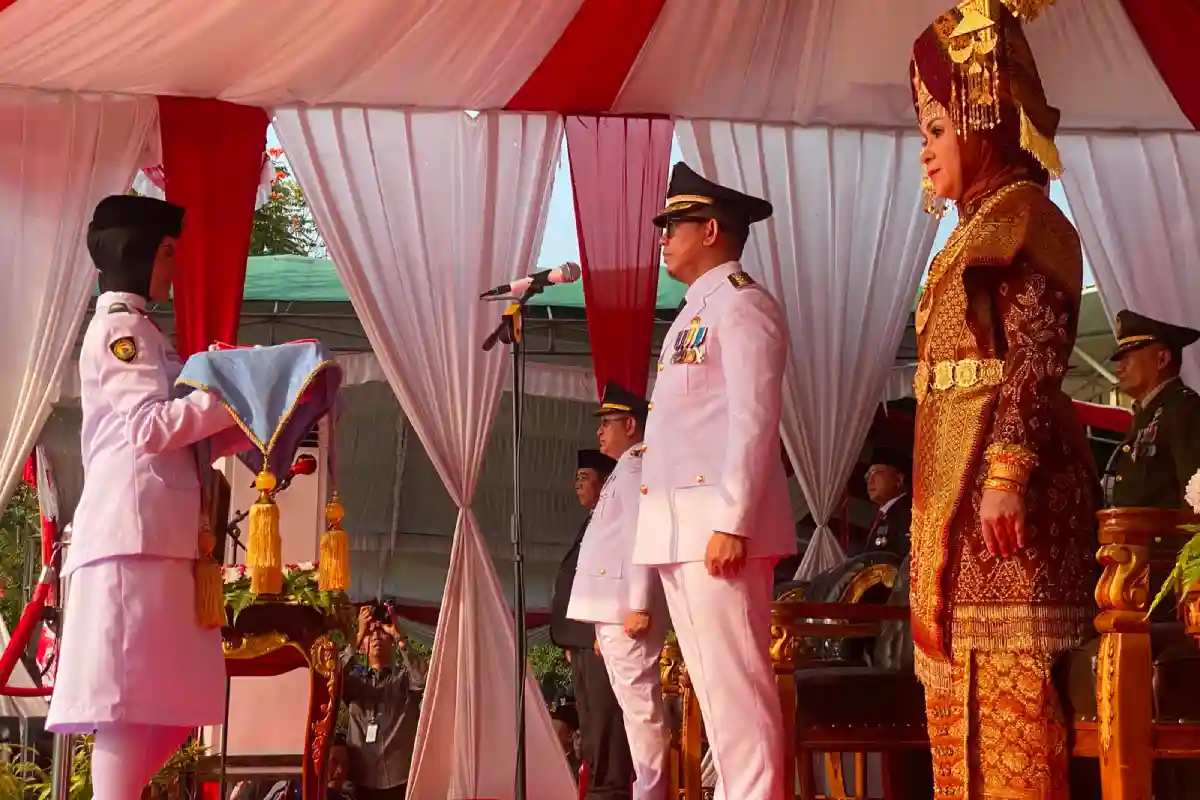 Upacara HUT ke-81 RI di OKU Khidmat, Bupati Teddy Meilwansyah Pimpin Pengibaran Merah Putih di Langit Baturaja