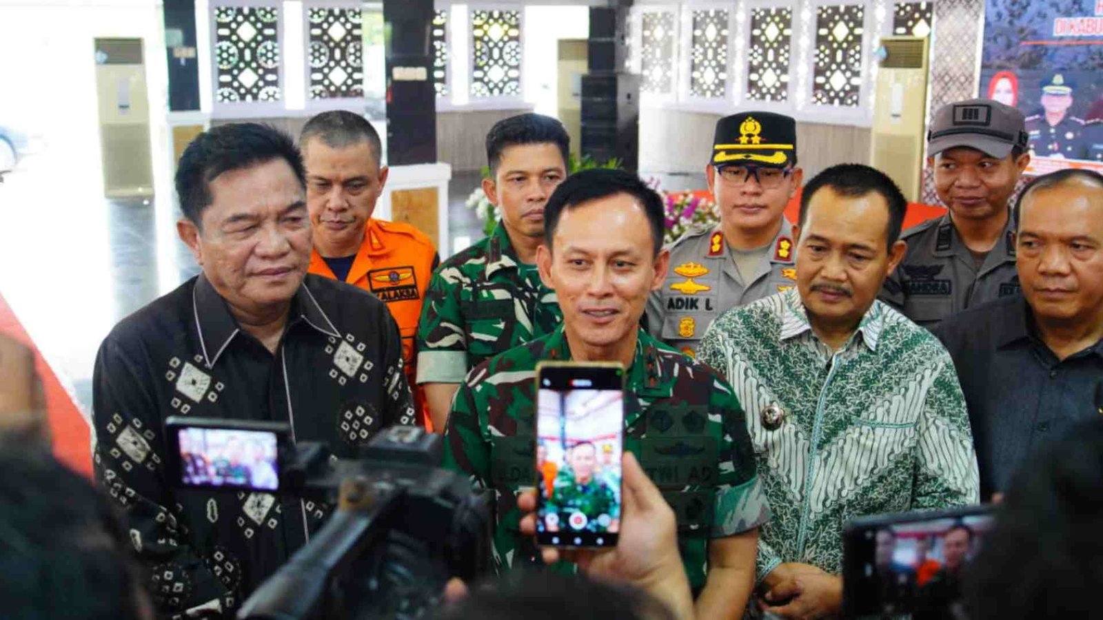 Pangdam II Sriwijaya Mayjen TNI Ujang Darwis memberikan keterangan pers didampingi Bupati Muba H M Toha Tohet terkait penanganan karhutla di Sekayu.